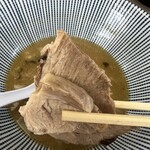 Ango - 丼底に沈めておいたチャーシュー♪ 庵悟さんのチャーシューはコレで良いのよ。主役はスープと麺だから。