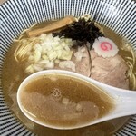 庵悟 - スープはエグ味を抑えた煮干。だが、淡麗まではいかず、庵悟の中華そばを芯に感じる。つまり煮干と庵悟のハイブリッドって感じ。