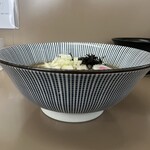 庵悟 - 横顔。最近、ラーメンの横顔に凝っている。普段はあまり見ない丼の側面。ラーメンのルックスとして魅力溢れる事がしばしば。