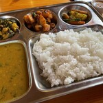 カトマンズキッチン - ネパーリタリセット（野菜）850円