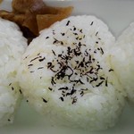 お好み焼き 敏 - 奥さんのおにぎり大きいおにぎりは1つ60円です