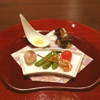 日本料理 旬彩 - 前菜
                サザエのツボ煮、手長海老の唐揚げ、びわたまご、などなど。