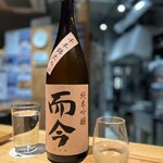 Oishii Sake Kurabu - 周年記念サービスの、振る舞い酒でいただきました♪
                        ◇而今 純米吟醸 千本錦火入…香りはフルーティ♡
                        甘味、旨味、酸味のバランスが最高！(  ´艸`)
                        最後にほんのり苦味も感じ、美味しいです♪