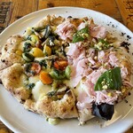 Pizzeria Parentesi - 銚子産イワシとトマト、じゃがいものジェノベーゼソース／プロシュートコットと有機かぼちゃソース、リコッタ、ピスタチオのビアンコ