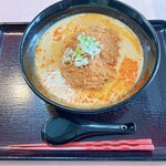 Chuukasoubou Kirin - ゴマの甘みとドロドロ加減は良い。優しい、優しーい辛さの坦々麺で…私には少し物足りなくてテーブルの辣油を追加して食べました。好みは人それぞれですので。