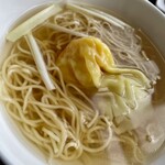 Kanton Ryou Risensu - 〆は…海老ワンタン入り香港細麺のスープヌードル。
      全品制覇したと思ったら…家に帰って写真を見ていて、叉焼包が来ていなかったことに気付く。(￣◇￣;)