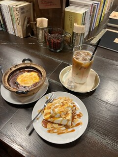 h Kafe Wakakusa Bunko - ランチセット（税込み￥1,485）（煮込みシチューライス、アイスカフェラテ、ナッツキャラメルシフォン）