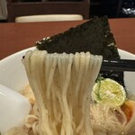 酒肴場 屯 - キリッと冷やされた全粒粉入りの風味の良い麺