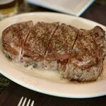 Ruth's Chris Steak House - どーーん！！
            フィレもよかったですが、私はこのリブアイがお気に入り。