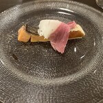 部位ごとに調理法を変える豚肉専門店 グロワグロワ - お通しの、サーモンとサワークリーム切り落としポーク乗せ。サーモンは軽く炙っていて脂が乗ってて美味しー！お魚と肉の取り合わせって珍しいよなぁ。会うものなんだなぁー！