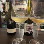 部位ごとに調理法を変える豚肉専門店 グロワグロワ - 2杯目。白♪旦那さんと私それぞれ違う種類の白を♪右の私の方は香ばしくて超うまい、、好み。