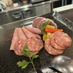 部位ごとに調理法を変える豚肉専門店 グロワグロワ - シャルキュトリ3種盛り♪塩味がちょうどよくってワインに合いまくり！