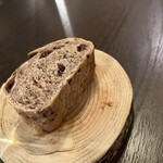 部位ごとに調理法を変える豚肉専門店 グロワグロワ - 赤ワインで練る自家製パン。もっちもち、レーズン入り、バカうまです。