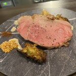 部位ごとに調理法を変える豚肉専門店 グロワグロワ - ロースのローストポーク。1.5cmくらいの厚切りなんだけど、ナイフがスッと入る柔らかさ。自家製粒マスタードやばい。あとは山椒塩と、もう一つ味変用のお粉があったけどなんだったか忘れた。涙