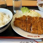 源来軒 - とんかつ定食 1300円。