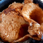 太陽の恵み - 十勝の豚丼。お肉の上にタレが溜まってる…