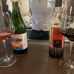 部位ごとに調理法を変える豚肉専門店 グロワグロワ - 4杯目。引き続き赤♪右の私のは紹興酒みたいだった！こんなのもあるんだね。すごい。左の旦那さんのはイチゴのようなフレーバーの超ライトなもの。こらもスッと飲めちゃう！一杯目の乾杯時とかにいいのかな♪