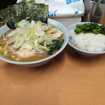 横浜らーめん 武蔵家 - 特製ラーメン 並 ¥850 +味玉¥100+白ねぎ¥150 サービスライス（普通）