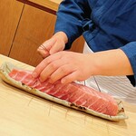 勢麟 - 大間の120kgの蛇腹をこれから炭火焼きのタタキに。浜松の知り合いの釣り人がプレジャーボートで大間に遠征し、ルアーで釣り上げたのだそうです
