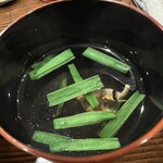 勢麟 - 肝吸いです。三つ葉ではなくニラ。昔の和食は肝にニンニクの芽を合わせたそうです。そこからニラを使用。確かにレバニラという中華もあるし、相性は抜群\(//∇//)\