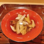 勢麟 - 松茸ともみじ鯛のお吸い物。昆布や鰹の出汁は使用せず。ましてや柚子の香りで誤魔化さず、どストレートな松茸の香りを楽しみます