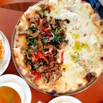 Pizzeria del Rokko - ピザ ハーフ＆ハーフ（トマト玉ねぎ和牛＋スモークサーモン）