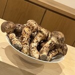 勢麟 - 仲良く器の上に並びます