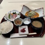 海鮮茶屋 一鮮 - 【2023.10.19(木)】日替り定食（一鮮の刺身2品＋秋鯖の立田揚げ）1,000円