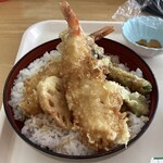ビアンモール - 病院の食堂とは思えないちゃんとした天丼ヽ(´o｀
            
            
            お盆は病院食ぽいけど。
            
            天ぷらサクサク　タレはもうちょいかけて欲しいな。
            
            緑がシシトウかと思ったらオクラ！
            味噌汁で流し込んだ。
            
            