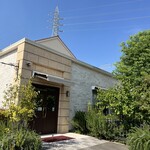 ドルチェ エ カフェ ウニコルノ - 緑に囲まれたお店です。