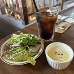 CAFE&RESTAURANT POOL - ランチのサラダとスープ。ドリンク付きにしました。あとフライドポテトも付いてた⭐︎(写真撮り忘れ)