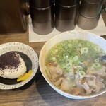 Kasu Udon Ichie - かすうどん＋かす大盛＋ランチ無料のおにぎり（ゆかり）