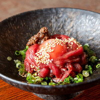 羊の炙りユッケ