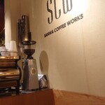 SANWA COFFEE WORKS - 壁にはロゴが