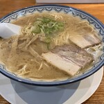元祖赤のれん 節ちゃんラーメン - ラーメン（並）580円　ランチタイムの半炒飯（単品380円）のセットで700円。驚きプライス。