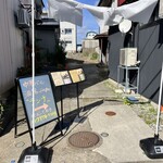 中華バル 酒鬼 - ここが小径の入り口