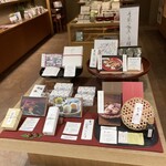 紫野和久傳 - 店頭入り口に飾られた、秋のお菓子など･･･