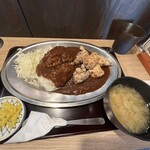 紅とん - 唐揚げカレー870円の全景