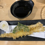 Izuno Ryoushi Baru Otameshiya - 穴子１本天ぷら８００円。肉厚な穴子を外はカリッと、中はジューシーで、とても美味しかったです（╹◡╹）