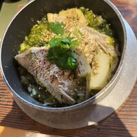 大山鶏と鮮魚 居酒屋 まいか - 鯛カマと生青海苔の釜飯御膳２２００円。鯛カマと言っても、骨は少なく、身はたっぷりで食べ応えがあります。三人でシェアして、ちょうど良い分量でした。