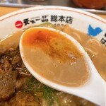 天下一品 - 【2023年06月】牛すじラーメン（総本店限定）＠1,300円、普通麺、ニンニク有り、スープ増量＠110円、合計＠1,410円、牛すじのそばのスープもイイ感じ♪
