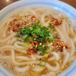 久留米荘 - かけうどんに七味をかけて