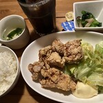 コッコローダイニング - からあげランチはこの付近では高級なレベルに入る1,000円