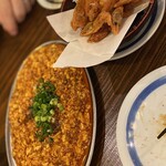 やきとりの扇屋 - くずし麻婆豆腐と甘エビの唐揚げ