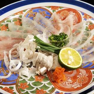 Enjoy `` Chanko nabe'' that warms your heart and body, and luxurious ``Fugu cuisine''