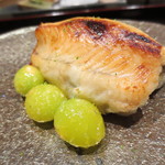 日本料理 晴山 - 穴子の焼き寿司と銀杏です。シャリの酸味も控え目ながら絶妙。