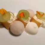 ラチュレ - ミルクレープ、フランス産ブドウジュースアイス、ローズマリーのエスプーマ、シャインマスカット