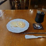 カフェ・ド・ドルチェ - ●マフィン　300円
            
            ●アイスコーヒー　590円
            
            合計890円　を注文してみた
            モーニングセットは880円なので、、、
            
            う〜ん、やっちまった❔（笑）