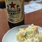 食事処 酒肴 浅草 水口 - 赤星大瓶690円　ポテサラ450円