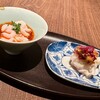 Iwan Sui - ❷白子のヨダレ鶏ソース、イタヤ貝甘酢ソース、食用菊 〜小皿が2品。見るからに生々しく美味しそうな白子をガッツリヨダレ鶏の濃厚なピリ辛ソースがピッタリ。イタヤ貝は美しい菊を添えて。